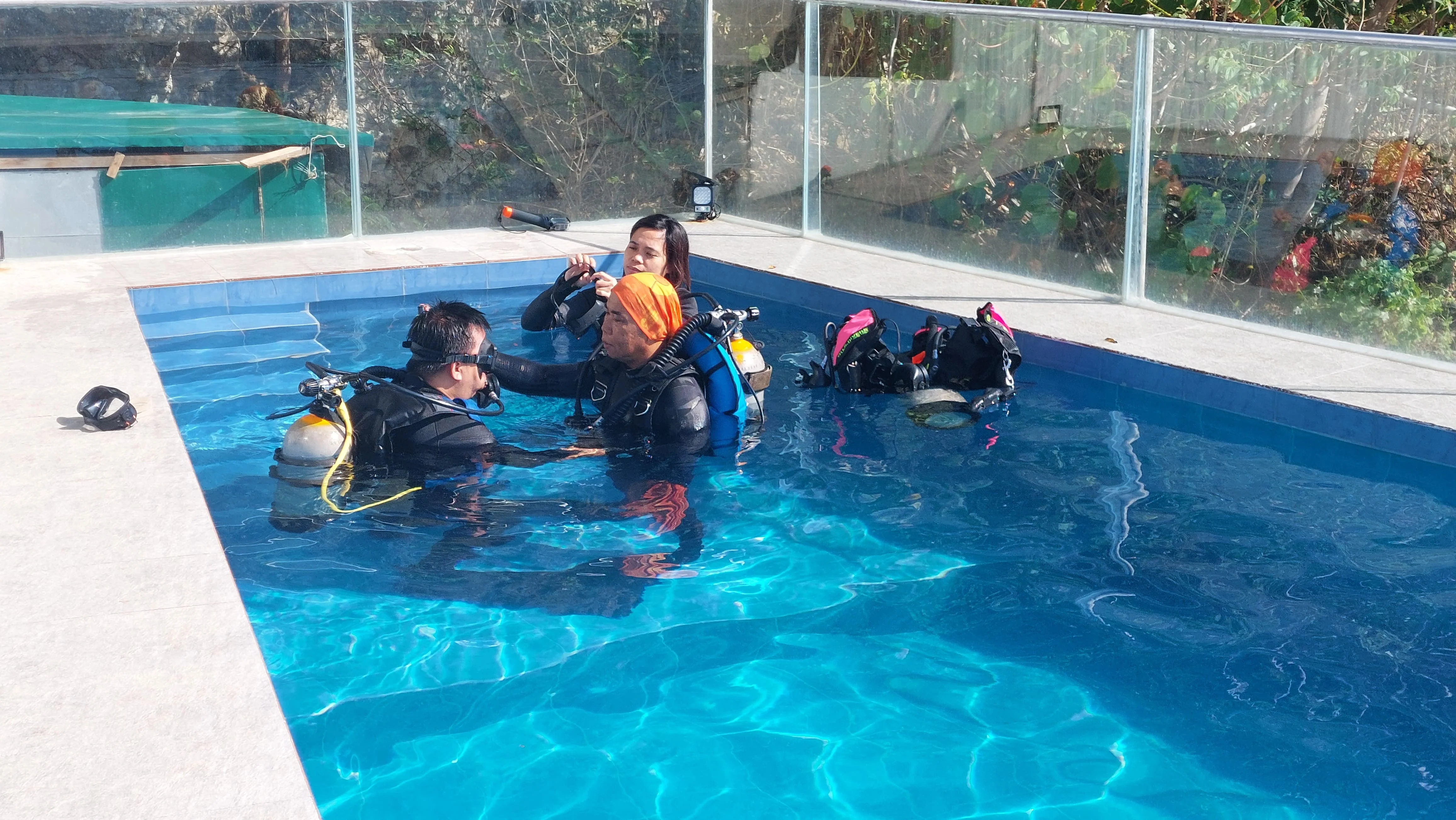 Scuba Review poolside skills refresh in Anilao